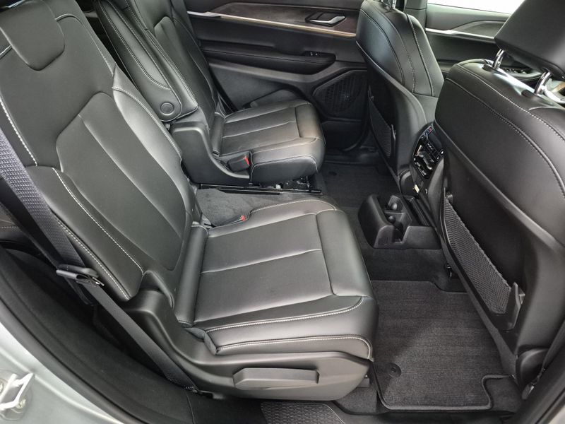 New 2025 Jeep Grand Cherokee L Limited 4x4Image 8