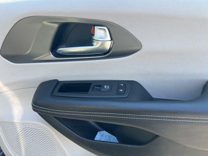 2023 Chrysler Pacifica Touring LImage 32