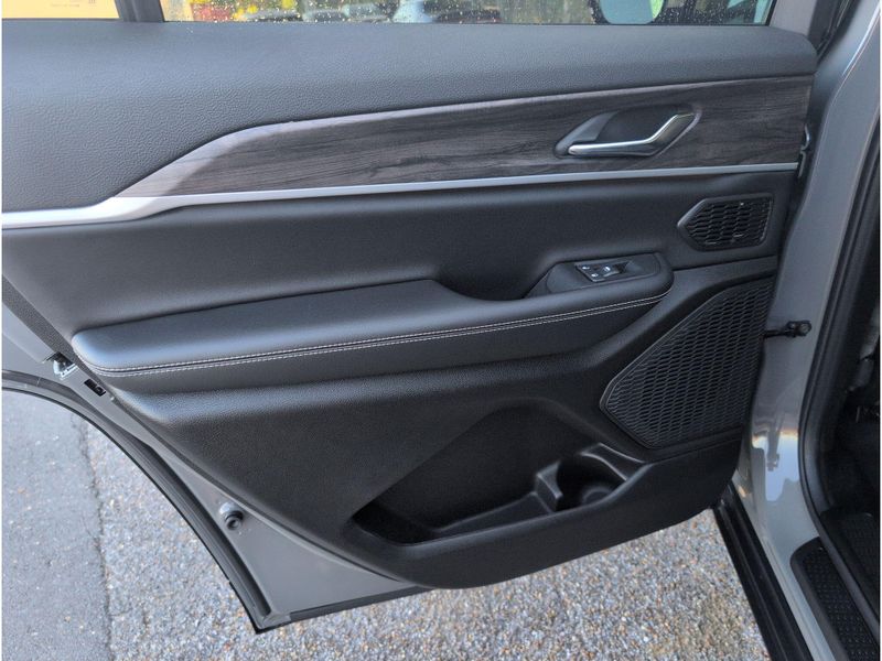 New 2027 Jeep Grand Cherokee L Limited 4x2Image 32