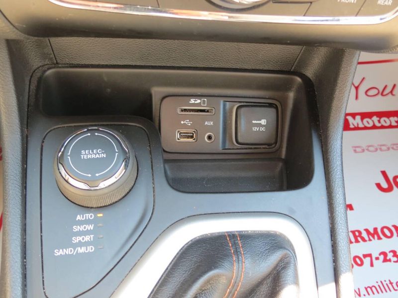 Used 2017 Jeep Cherokee Limited 4x4 4dr SUVImage 22
