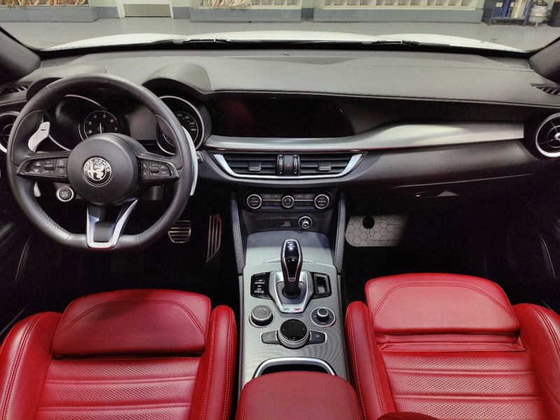 2023 Alfa Romeo Stelvio Veloce AWD w/Premium & Activ AsstImage 23