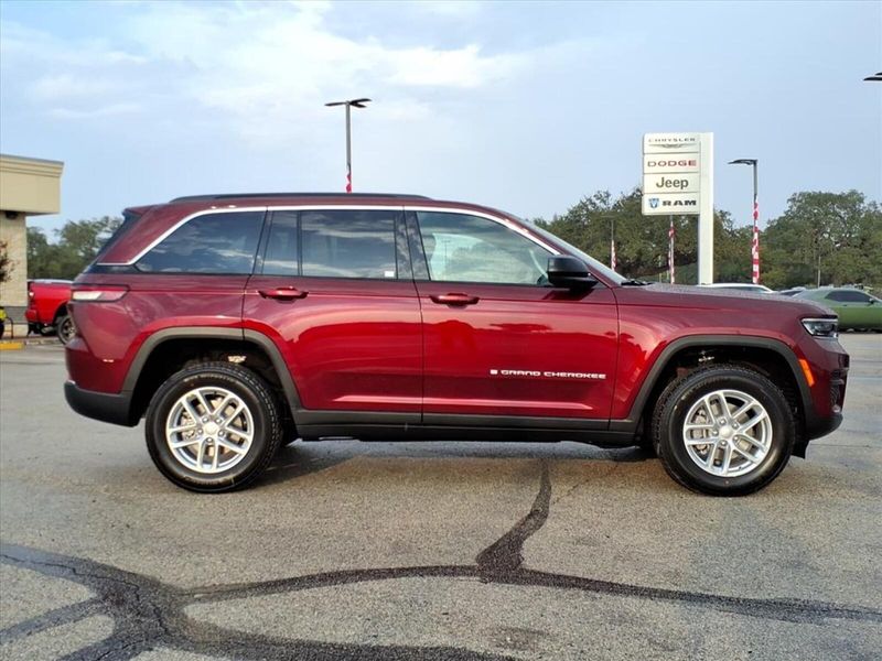 2025 Jeep Grand Cherokee Laredo photo 2