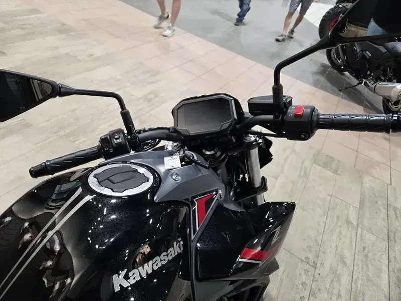 NEW 2025 KAWASAKI Z650 Image 10