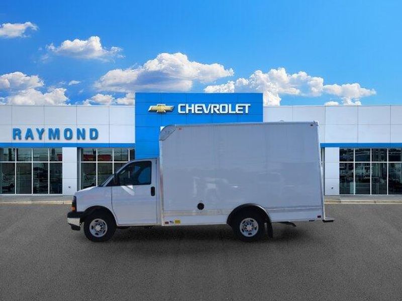 New 2026 Chevrolet Express 3500 Work VanImage 7