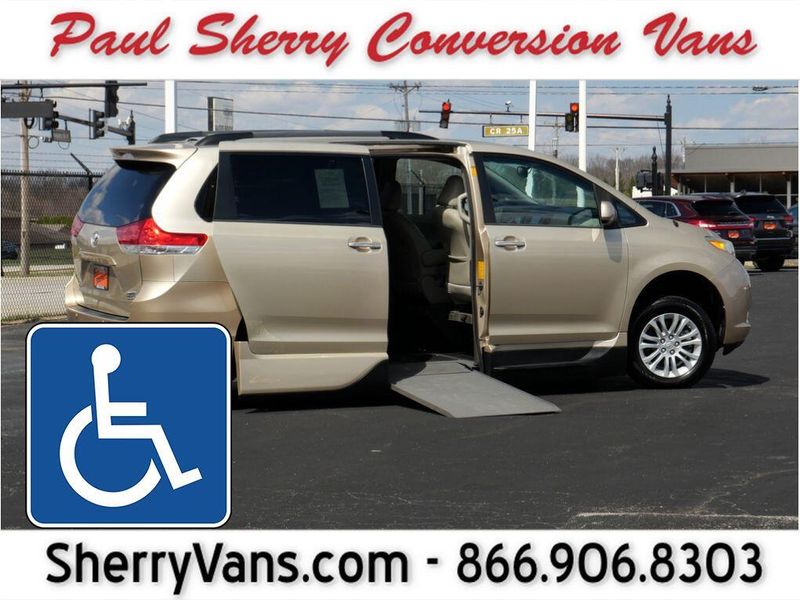 2014 Toyota Sienna XLEImage 1