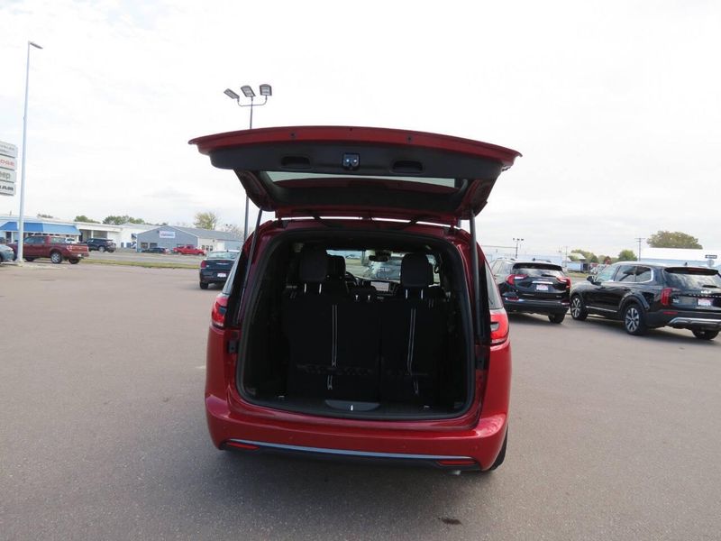 New 2026 Chrysler Pacifica SelectImage 28