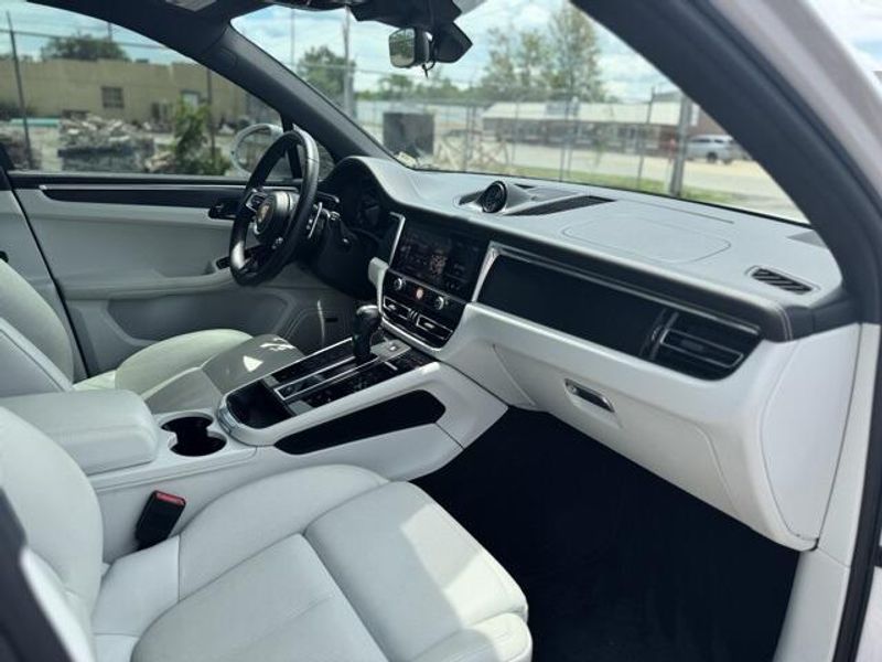 2022 Porsche Macan GTSImage 10
