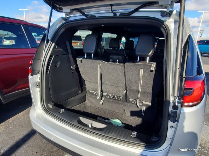 2026 Chrysler Pacifica photo 2