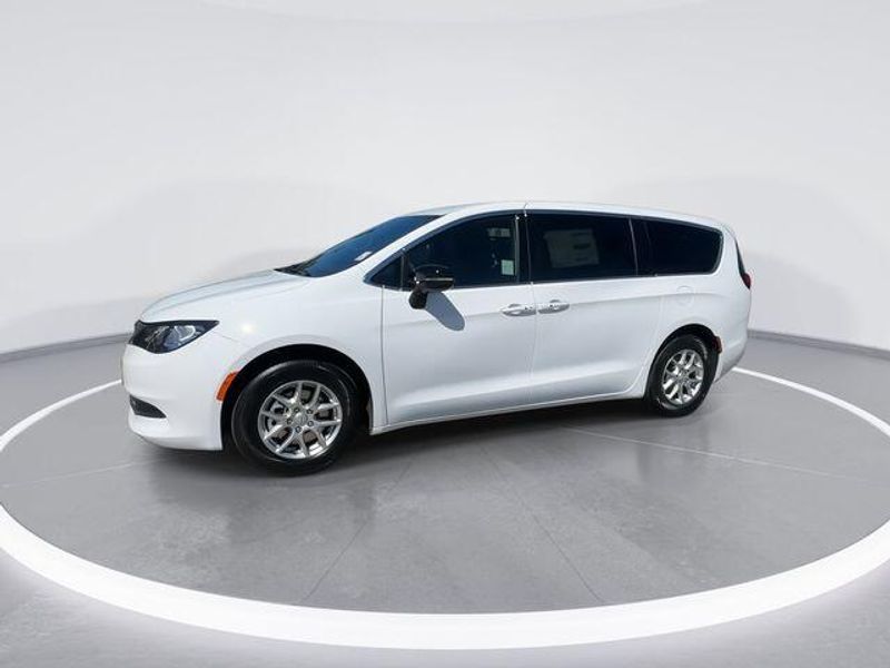 New 2026 Chrysler Voyager LxImage 4