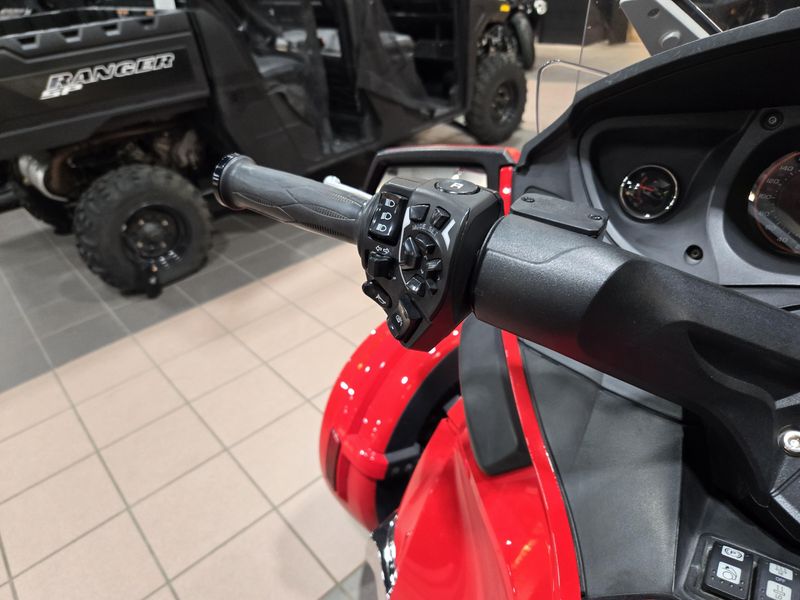 USED 2013 CAN-AM SPYDER RT Image 11