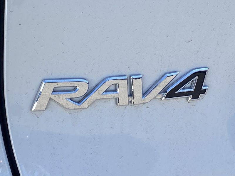 2022 Toyota RAV4 XLE PremiumImage 4