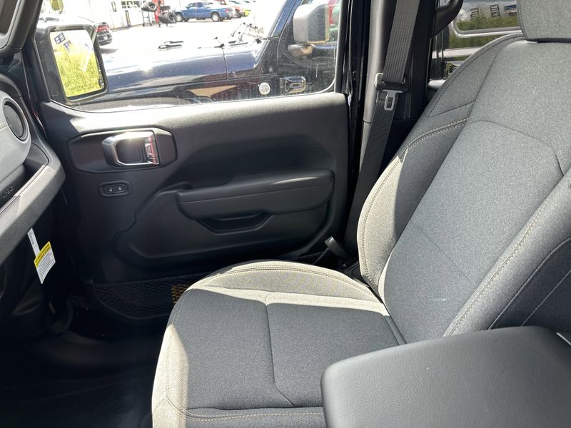 New 2025 Jeep Wrangler 4-door Sport SImage 25