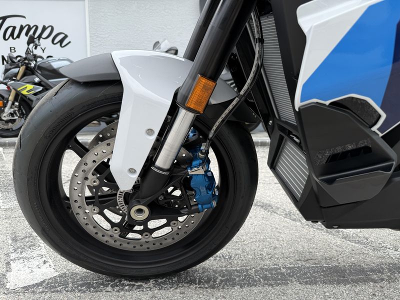 2025 BMW M 1000 XR 