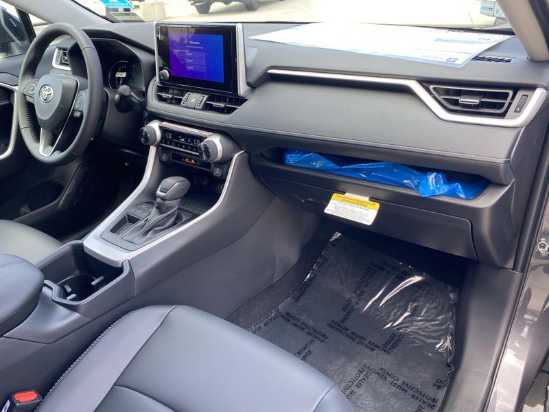 2025 Toyota RAV4 XLE PremiumImage 9