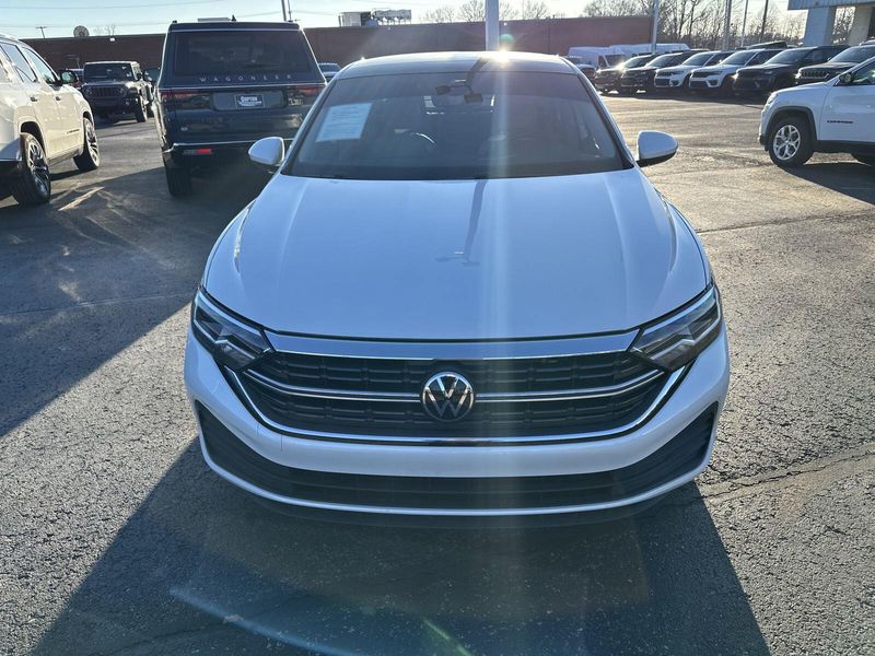 2023 Volkswagen Jetta SEImage 2