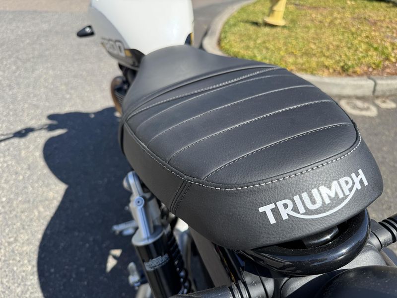 2025 Triumph Speed Twin 1200 - CRYSTAL WHITE - SAPPHIRE BLACK