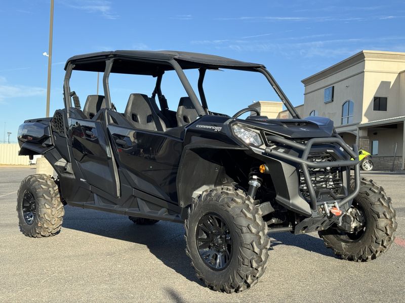 2024 CAN-AM COMMANDER MAX XT 1000R TRIPLE BLACK in a BLACK exterior color. Family PowerSports (877) 886-1997 familypowersports.com 