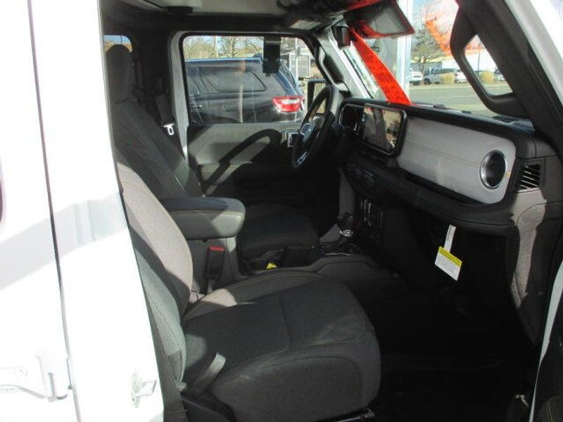 2025 Jeep Wrangler 4-door SaharaImage 24