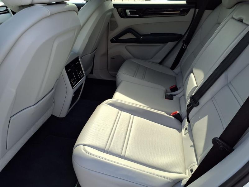 2022 Porsche Cayenne Coupe BaseImage 16