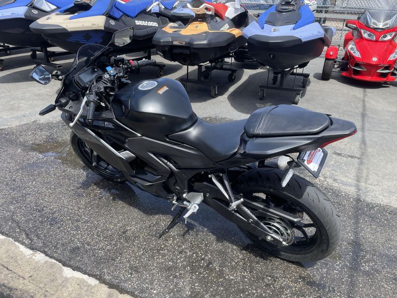 Used 2025 Yamaha YZF-R3 ABS Image 10
