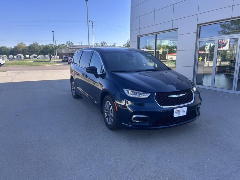 2025 Chrysler Pacifica Hybrid SelectImage 2