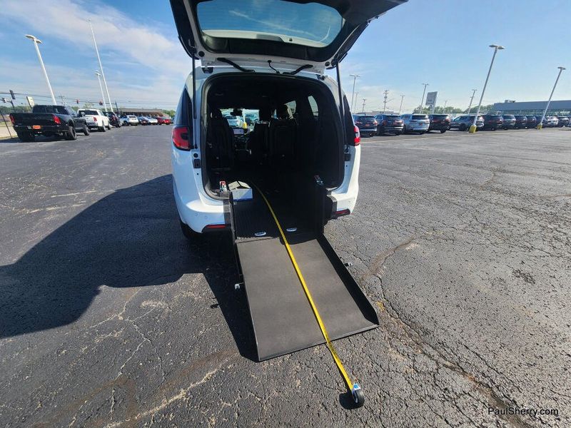 Used 2026 Chrysler Pacifica Select