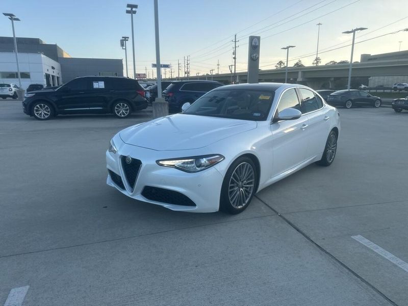 Used 2017 Alfa Romeo Giulia TiImage 1