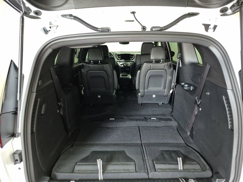 2025 Chrysler Pacifica SelectImage 16