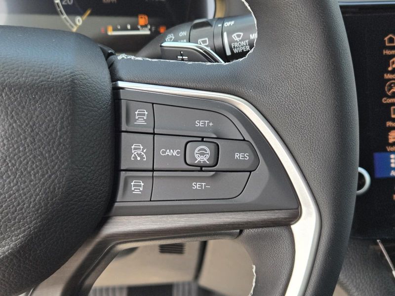 New 2026 Jeep Grand Cherokee Laredo Altitude 4x2