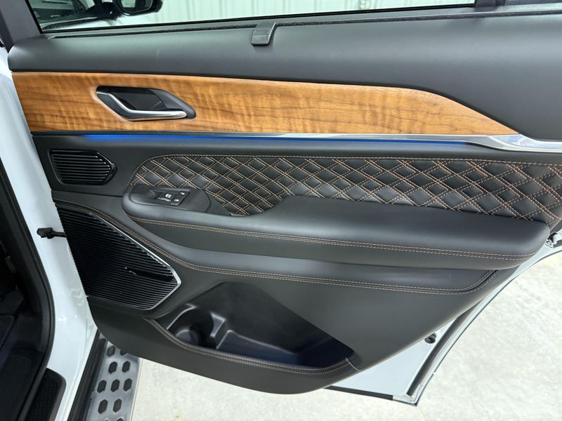 Used 2025 Jeep Grand Cherokee L Summit ReserveImage 10