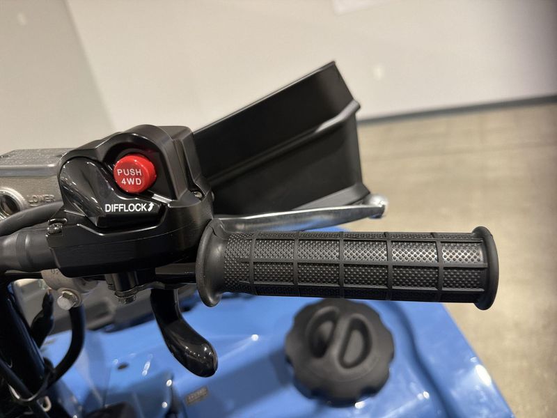 New 2025 Suzuki KINGQUAD 500 AXI POWER STEERING SE  in a BLUE exterior color. Victorville Del Amo Motorsports 760-241-7387 delamomotorsportsofvictorville.com 