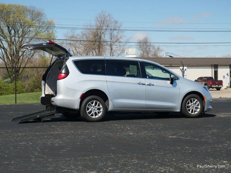 2022 Chrysler Voyager LXImage 7