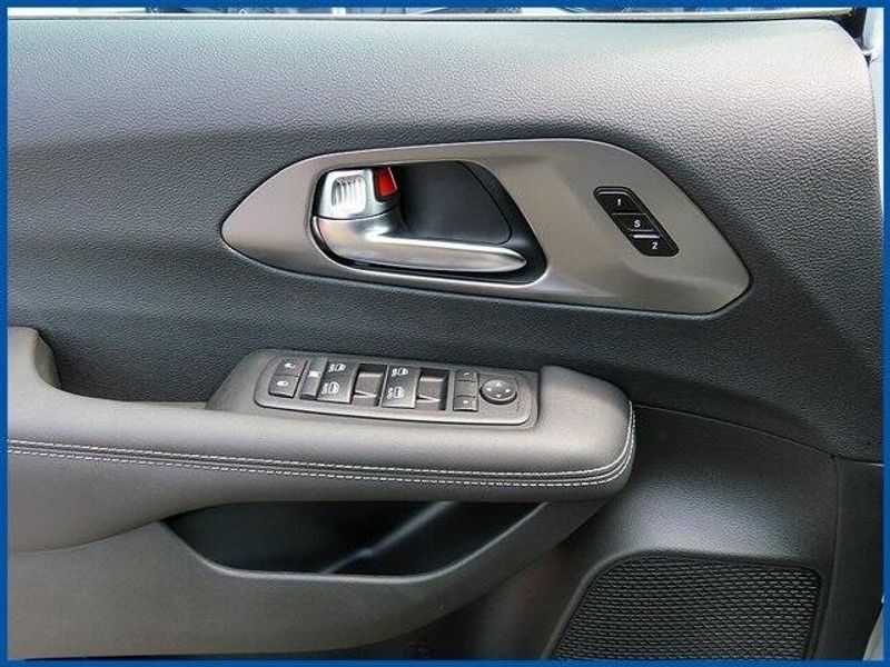 New 2025 Chrysler Pacifica SelectImage 13