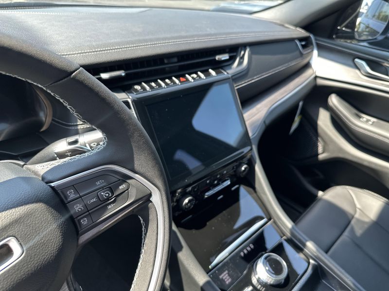 New 2025 Jeep Grand Cherokee L Limited 4x4Image 28