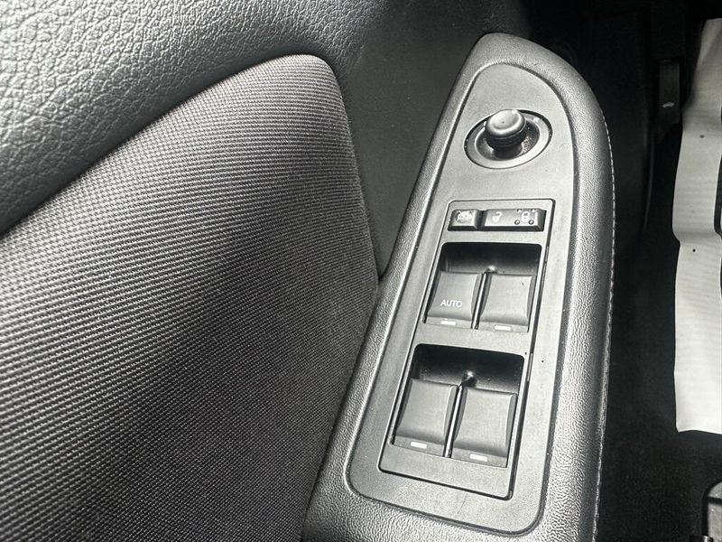 2013 Chrysler 200 Touring photo 12