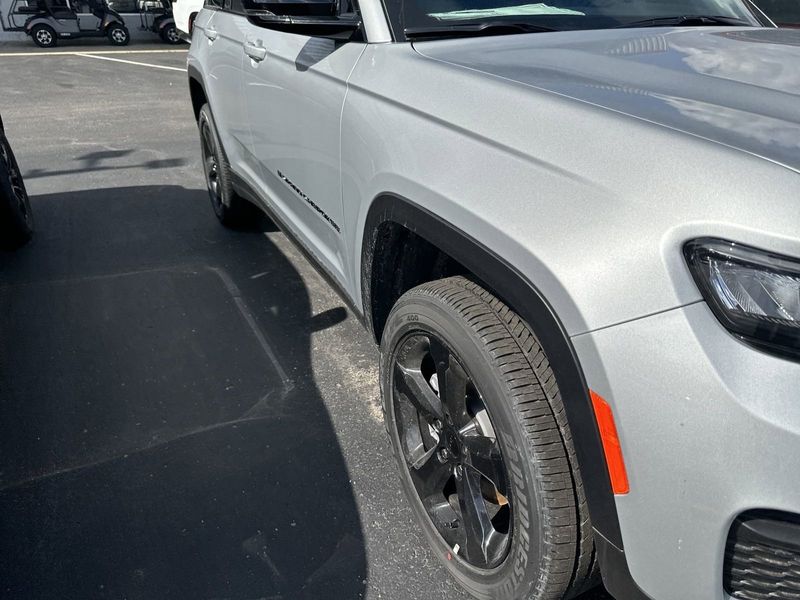2024 Jeep Grand Cherokee Altitude X 4x4 in a Silver Zynith exterior color. Gupton Motors Inc 615-384-2886 guptonmotors.com 