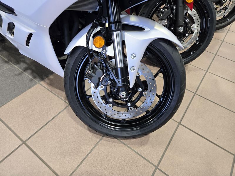 NEW 2025 YAMAHA YZFR3 ABS Image 17