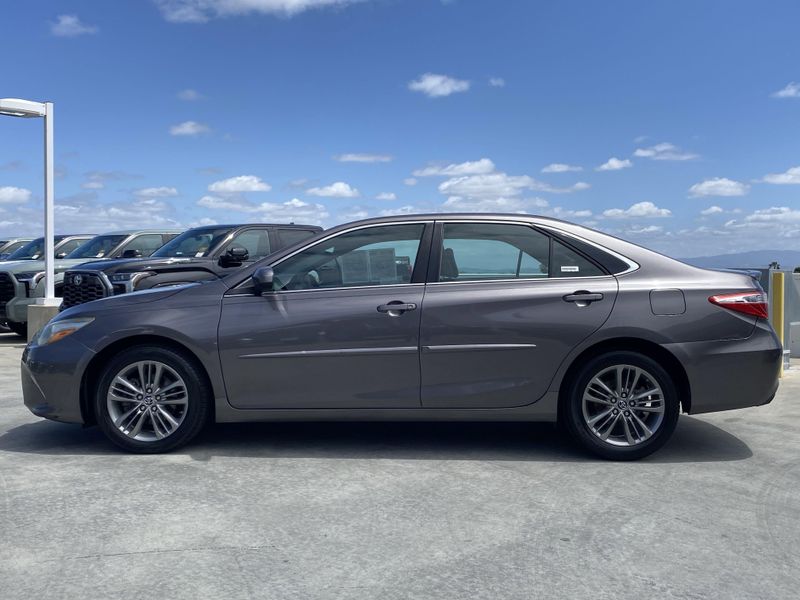 2016 Toyota Camry SEImage 7