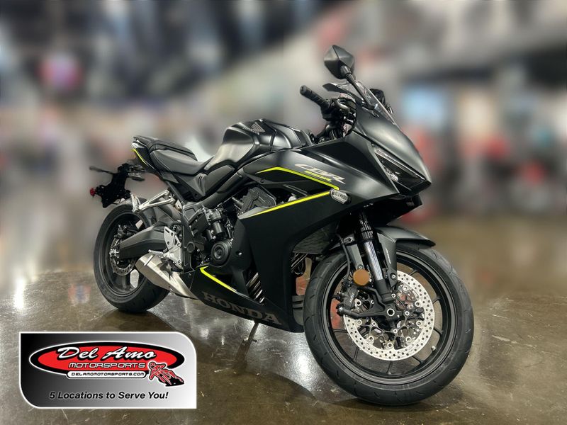 New 2026 Honda CBR650R E-CLUTCH Image 1