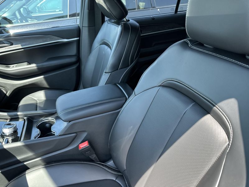 New 2025 Jeep Grand Cherokee L Limited 4x4Image 23