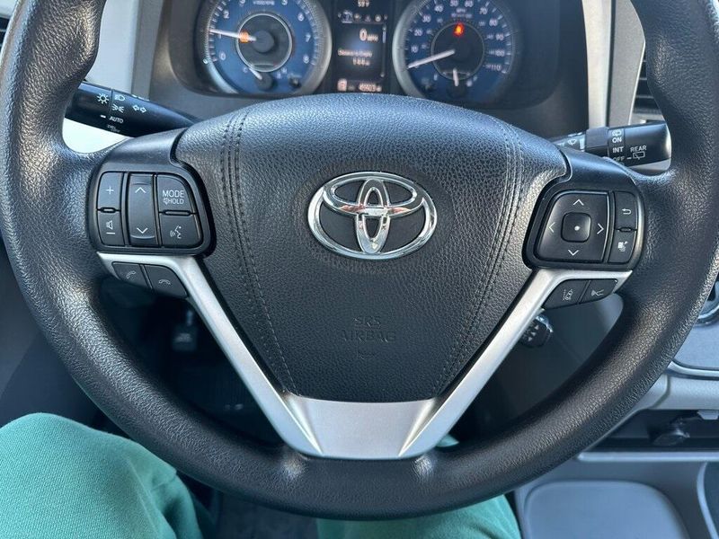 2019 Toyota Sienna LImage 3