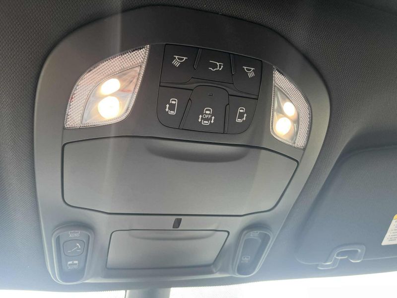 New 2025 Chrysler Pacifica SelectImage 19