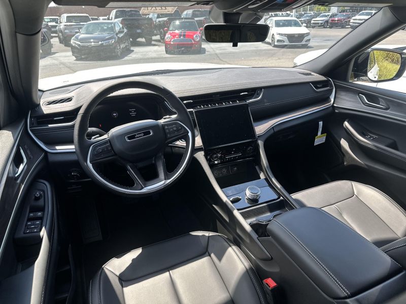 New 2025 Jeep Grand Cherokee L Limited 4x4Image 21