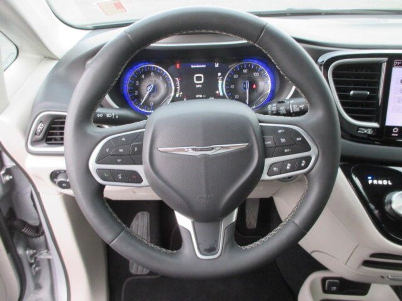 Used 2024 Chrysler Pacifica Touring LImage 18