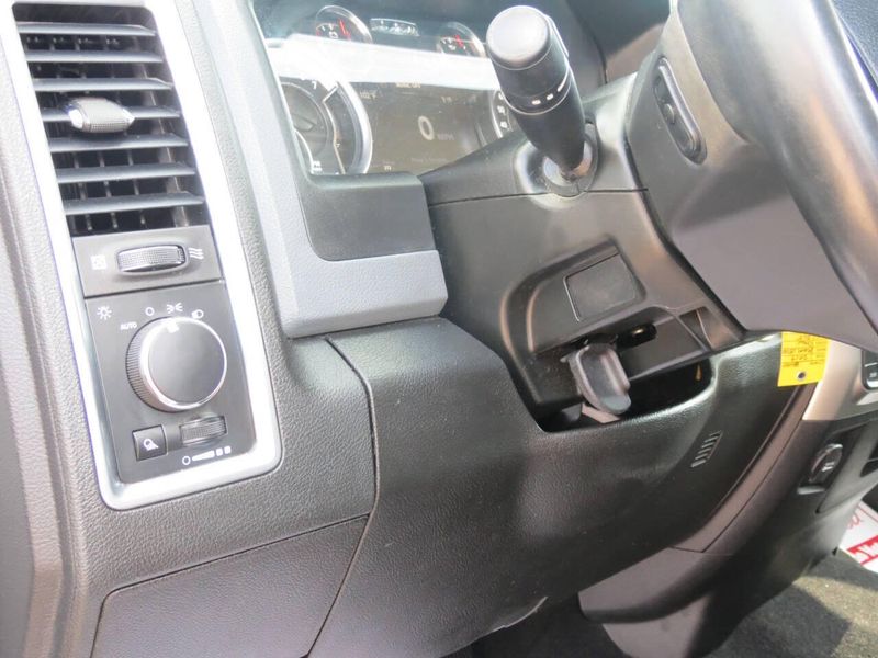 Used 2019 RAM 1500 Classic SLT 4x4 4dr Crew Cab 5.5 ft. SB PickupImage 15