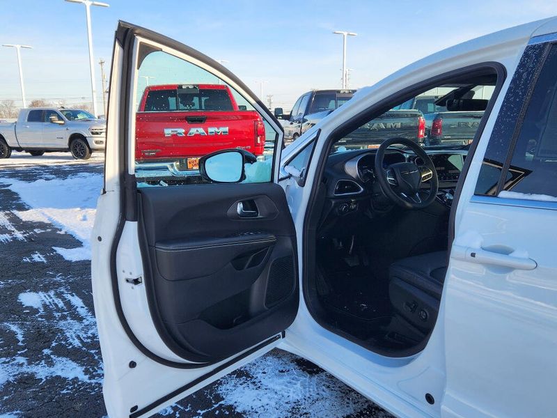 New 2026 Chrysler Voyager Lx