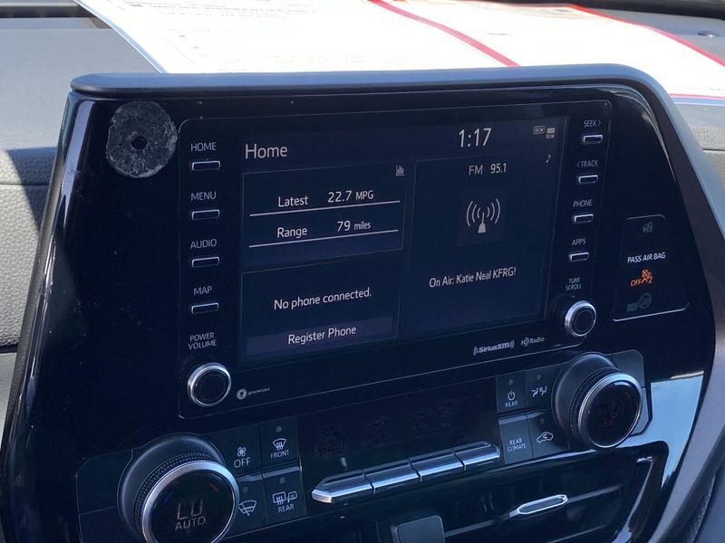 Used 2022 Toyota Highlander LEImage 19