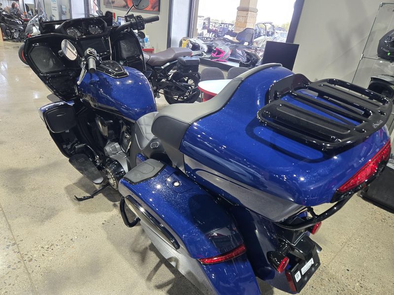 New 2025 Indian Motorcycle PURSUIT DARK HORSE 112  RA 49ST BLACK METALLIC VIVID CRYSTAL W SPRINGFIELD BLUE Image 7