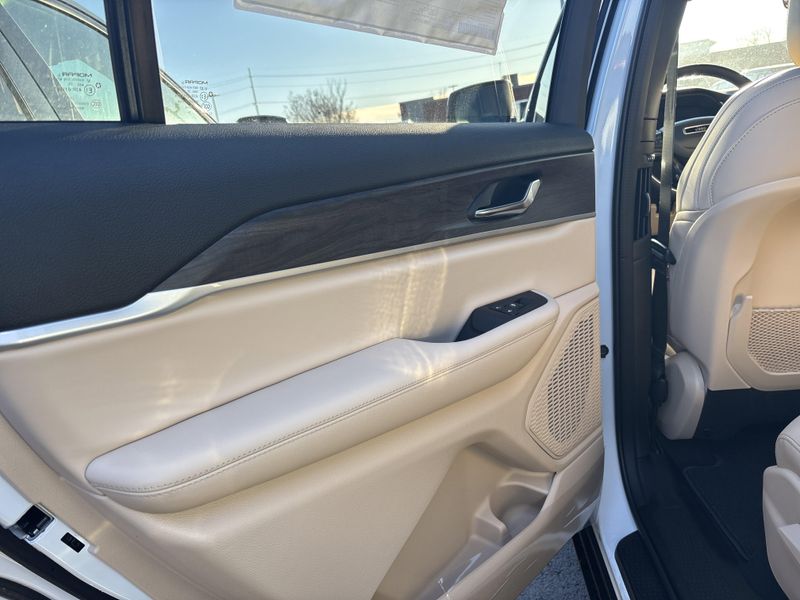 New 2025 Jeep Grand Cherokee L Limited 4x4Image 18