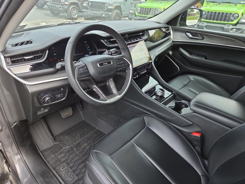 2023 Jeep Grand Cherokee Base photo 14